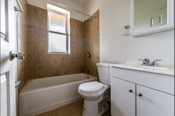 Grand Crossing Apartments for rent in Chicago | 7406 S Perry Bathroom